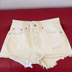 BNWOT Levi’s 501 Cream Distressed Women Cutoff Shorts, Sz 27